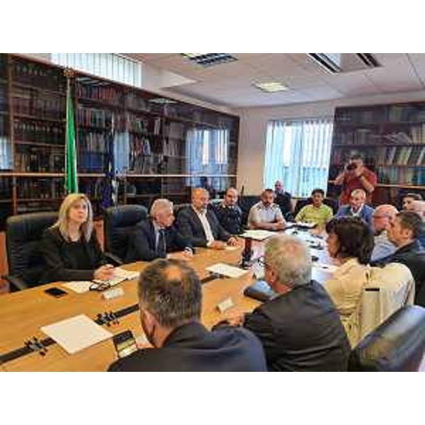 L'assessore regionale alle Infrastrutture e Territorio Cristina Amirante, a sinistra, durante l'incontro sulla viabilità in Prefettura a Pordenone - L'assessore regionale alle Infrastrutture e Territorio Cristina Amirante, a sinistra, durante l'incontro sulla viabilità in Prefettura a Pordenone