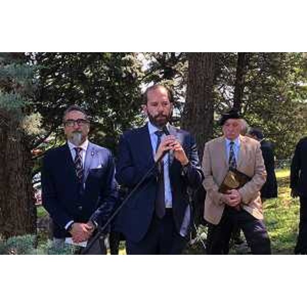 Il consigliere regionale Claudio Giacomelli, tra Ignazio Vania (il primo a sinistra) e il generale Lucio Rossi Beresca, dell'associazione Parleranno le pietre - Il consigliere regionale Claudio Giacomelli, tra Ignazio Vania (il primo a sinistra) e il generale Lucio Rossi Beresca, dell'associazione Parleranno le pietre