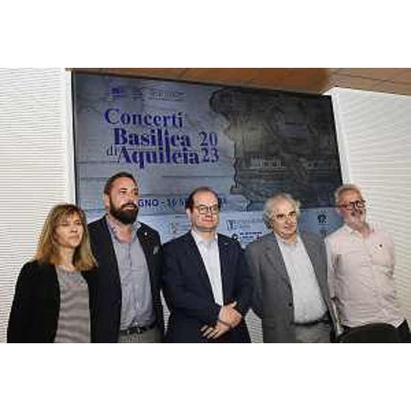 Il vicegovernatore con delega alla Cultura Mario Anzil, al centro, con (da sinistra a destra) la referente per i concerti Sara Zamparo, sindaco di Aquileia Emanuele Zorino, il direttore della fondazione So.Co.Ba. Andrea Bellavite e il direttore artistico Pier Paolo Gratton - Udine, 8 giugno 2023 - Il vicegovernatore con delega alla Cultura Mario Anzil, al centro, con (da sinistra a destra) la referente per i concerti Sara Zamparo, sindaco di Aquileia Emanuele Zorino, il direttore della fondazione So.Co.Ba. Andrea Bellavite e il direttore artistico Pier Paolo Gratton - Udine, 8 giugno 2023