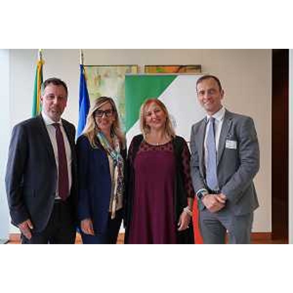 Il governatore del Friuli Venezia Giulia Massimiliano Fedriga (a destra) con il console generale d'Italia a Boston Arnaldo Minuti, il direttore dell'Ice di Los Angeles Alessandra Rainaldi, e il responsabile scientifico dell'ambasciata italiana negli in Usa Giusi Condorelli. - Il governatore del Friuli Venezia Giulia Massimiliano Fedriga (a destra) con il console generale d'Italia a Boston Arnaldo Minuti, il direttore dell'Ice di Los Angeles Alessandra Rainaldi, e il responsabile scientifico dell'ambasciata italiana negli in Usa Giusi Condorelli.