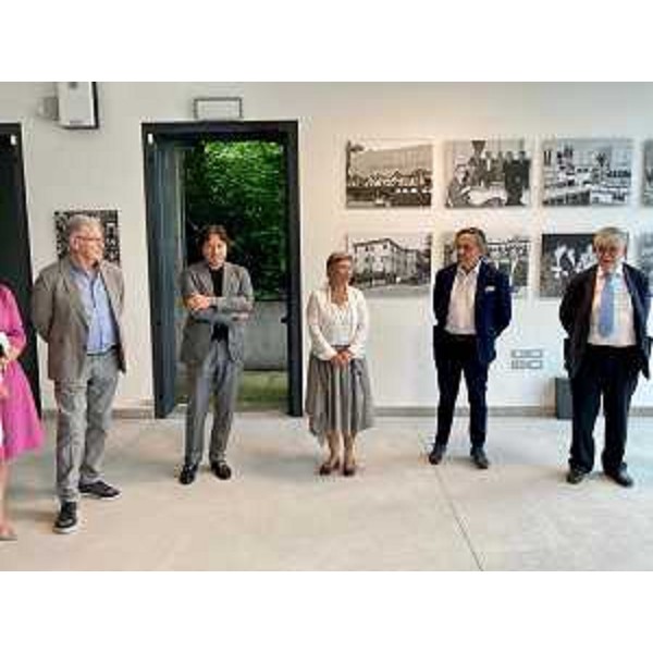 L'assessore Sergio Emidio Bini, al centro, ha partecipato all'inaugurazione della mostra per i 90 anni della Fiera dei vini a Buttrio - L'assessore Sergio Emidio Bini, al centro, ha partecipato all'inaugurazione della mostra per i 90 anni della Fiera dei vini a Buttrio