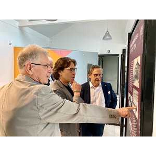 L'assessore Sergio Emidio Bini mentre visita la mostra di foto storiche allesttita per il novantesimo anniversario della Fiera dei vini di Buttrio - L'assessore Sergio Emidio Bini mentre visita la mostra di foto storiche allesttita per il novantesimo anniversario della Fiera dei vini di Buttrio