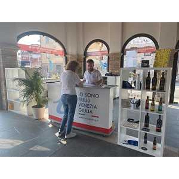 L'infopoint di Marano Lagunare che resterà aperto nei fine settimana per tutta la stagione estiva fino al prossimo 3 settembre (venerdì dalle 9 alle 13, sabato e domenica dalle 9 alle 13 e dalle 14 alle 18). - L'infopoint di Marano Lagunare che resterà aperto nei fine settimana per tutta la stagione estiva fino al prossimo 3 settembre (venerdì dalle 9 alle 13, sabato e domenica dalle 9 alle 13 e dalle 14 alle 18).