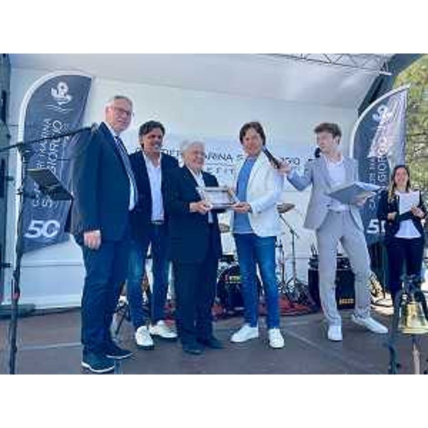 L'assessore regionale Sergio Emidio Bini consegna a nome della Regione la targa per i 50 anni di attività al co-fondatore Angelo Piccinin - L'assessore regionale Sergio Emidio Bini consegna a nome della Regione la targa per i 50 anni di attività al co-fondatore Angelo Piccinin