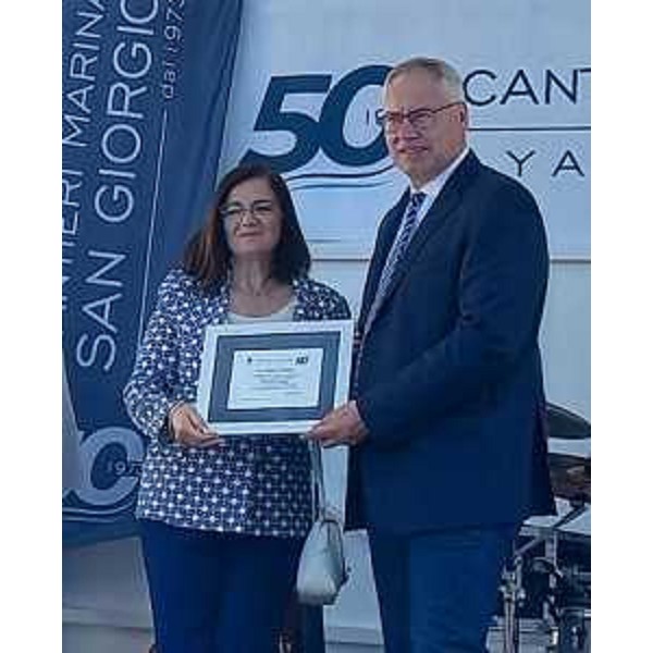 Il presidente Bordin consegna una targa a una delle storiche dipendenti dei Cantieri Marina - Il presidente Bordin consegna una targa a una delle storiche dipendenti dei Cantieri Marina