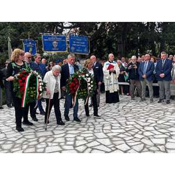 Il presidente della Lega di Gorizia Urizio, la sottosegretaria all'Istruzione Frasinetti, il sindaco Ziberna e la partigiana Del Din rendono omaggio alle vittime - Il presidente della Lega di Gorizia Urizio, la sottosegretaria all'Istruzione Frasinetti, il sindaco Ziberna e la partigiana Del Din rendono omaggio alle vittime