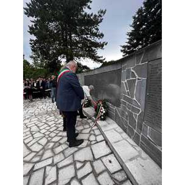 Paola Del Din depone la corona ai Caduti - Paola Del Din depone la corona ai Caduti