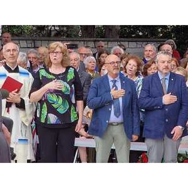Il consigliere regionale Diego Bernardis (primo da destra) durante l'esecuzione dell'inno nazionale. Al suo fianco l'assessore Sebastiano Callari - Il consigliere regionale Diego Bernardis (primo da destra) durante l'esecuzione dell'inno nazionale. Al suo fianco l'assessore Sebastiano Callari