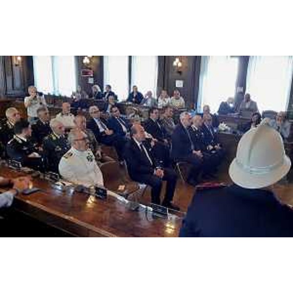 Il presidente del Cr Fvg, Mauro Bordin, al centro in prima fila, nella sala municipale per la cerimonia dedicata a Trieste liberata - Il presidente del Cr Fvg, Mauro Bordin, al centro in prima fila, nella sala municipale per la cerimonia dedicata a Trieste liberata