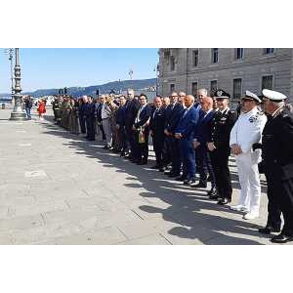 Il presidente Bordin prende parte all'alzabandiera, in piazza dell'Unità d'Italia, a Trieste - Il presidente Bordin prende parte all'alzabandiera, in piazza dell'Unità d'Italia, a Trieste