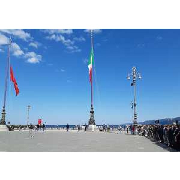 L'alzabandiera in piazza dell'unità d'Italia, a Trieste - L'alzabandiera in piazza dell'unità d'Italia, a Trieste