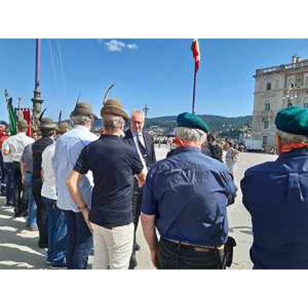 Il presidente del Cr Fvg, Mauro Bordin, saluta labari e gagliardetti delle Forze armate e civili che hanno preso parte alla cerimonia per Trieste liberata - Il presidente del Cr Fvg, Mauro Bordin, saluta labari e gagliardetti delle Forze armate e civili che hanno preso parte alla cerimonia per Trieste liberata