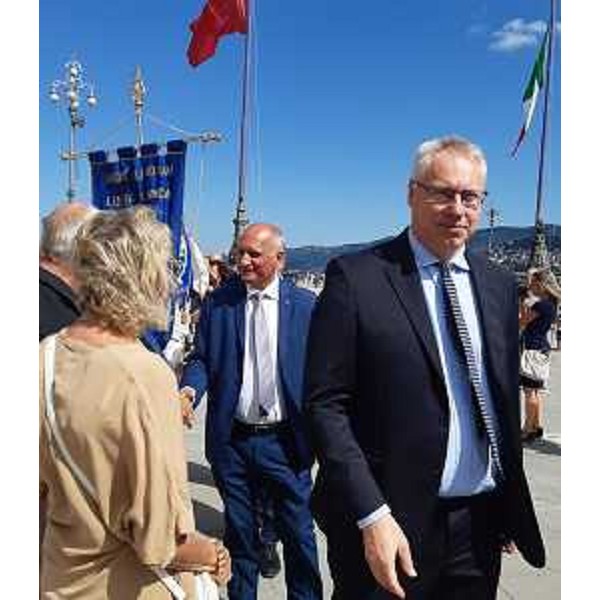 Il presidente del Cr Fvg, Mauro Bordin, saluta labari e gagliardetti delle Forze armate e civili che hanno preso parte alla cerimonia per Trieste liberata - Il presidente del Cr Fvg, Mauro Bordin, saluta labari e gagliardetti delle Forze armate e civili che hanno preso parte alla cerimonia per Trieste liberata