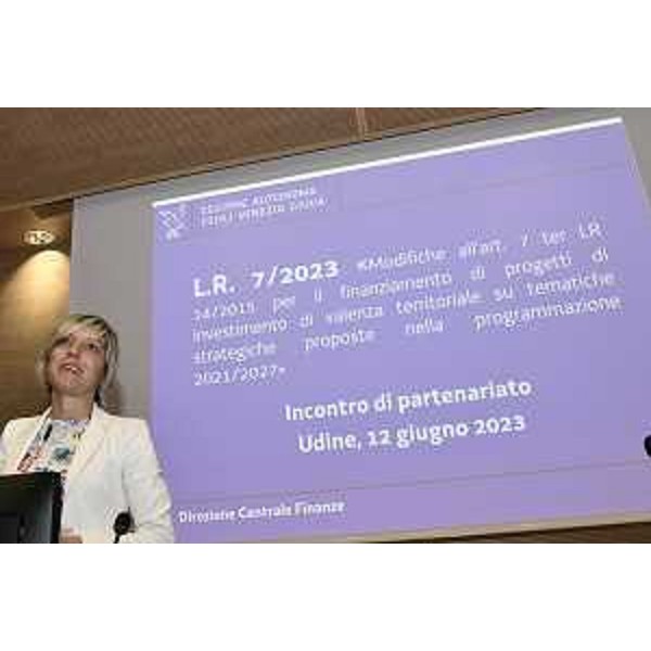 L'assessore regionale alle Finanze Barbara Zilli durante il tavolo di partenariato convocato nella sede della Regione a Udine con i rappresentanti degli enti locali - L'assessore regionale alle Finanze Barbara Zilli durante il tavolo di partenariato convocato nella sede della Regione a Udine con i rappresentanti degli enti locali