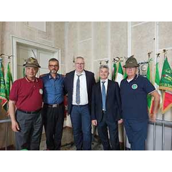 Mauro Bordin, presidente del Consiglio regionale (al centro nella foto) assieme al presidente della sezione Ana Stefano Padovan (primo da sinistra), all'appuntato scelto Fabrizio Nassi, al sindaco di Torviscosa Enrico Monticolo e al capogruppo Ana Gianfranco Monte - Mauro Bordin, presidente del Consiglio regionale (al centro nella foto) assieme al presidente della sezione Ana Stefano Padovan (primo da sinistra), all'appuntato scelto Fabrizio Nassi, al sindaco di Torviscosa Enrico Monticolo e al capogruppo Ana Gianfranco Monte 