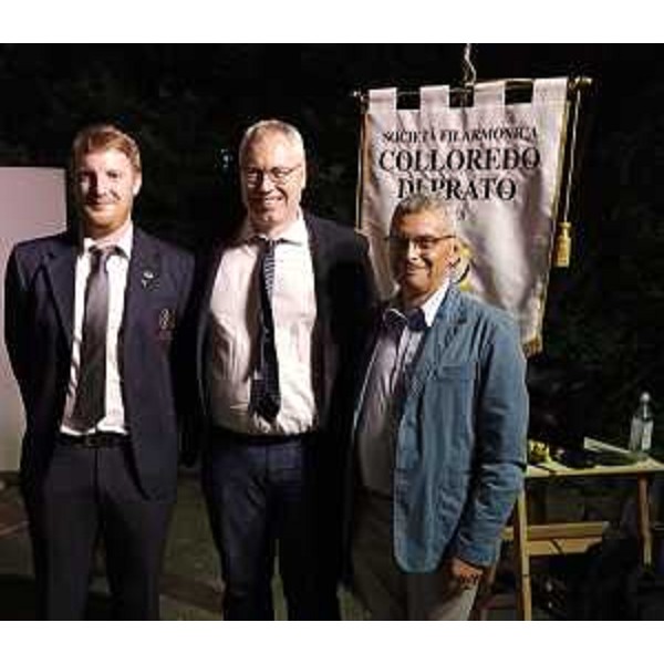 Il presidente Mauro Bordin (al centro) accanto al presidente della Filarmonica, Michele Zampieri (a sinistra) e al presidente di Anbima Fvg, Pasquale Moro - Il presidente Mauro Bordin (al centro) accanto al presidente della Filarmonica, Michele Zampieri (a sinistra) e al presidente di Anbima Fvg, Pasquale Moro