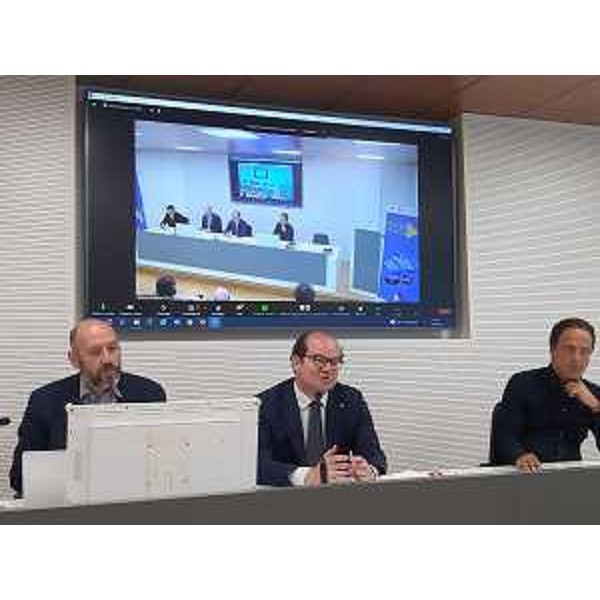Il vicegovernatore del Friuli Venezia Giulia con delega alla Cultura Mario Anzil (al centro) alla presentazione del bando per le imprese creative - Il vicegovernatore del Friuli Venezia Giulia con delega alla Cultura Mario Anzil (al centro) alla presentazione del bando per le imprese creative