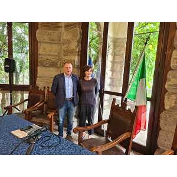 L'assessore regionale Alessia Rosolen con il sindaco di Tarcento Mauro Steccati nella sede municipale di palazzo Frangipane - L'assessore regionale Alessia Rosolen con il sindaco di Tarcento Mauro Steccati nella sede municipale di palazzo Frangipane