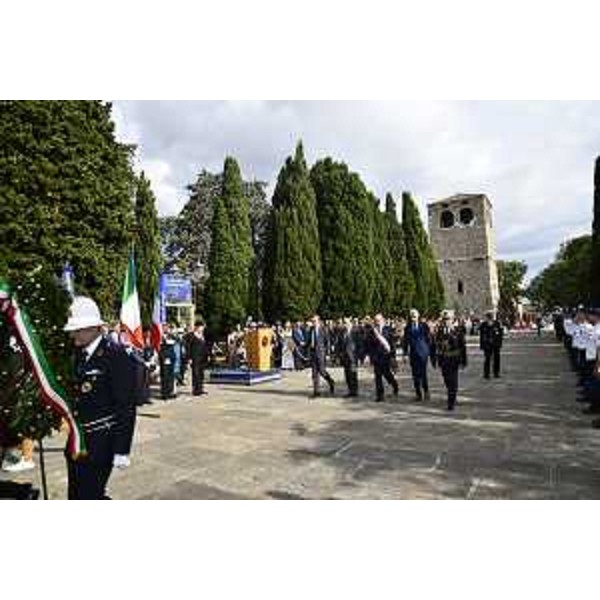 Le autorità civili alla deposizione di una corona di alloro al monumento ai caduti al Castello di San Giusto. - Le autorità civili alla deposizione di una corona di alloro al monumento ai caduti al Castello di San Giusto.