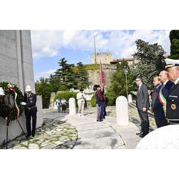 Le autorità civili alla deposizione di una corona di alloro al monumento ai caduti al Castello di San Giusto. - Le autorità civili alla deposizione di una corona di alloro al monumento ai caduti al Castello di San Giusto.