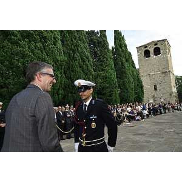 L'assessore Roberti consegna un encomio a un agente della Polizia locale. - L'assessore Roberti consegna un encomio a un agente della Polizia locale.