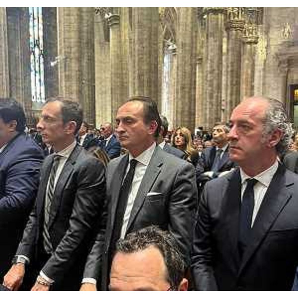 Il governatore Fedriga sulla sinistra durante i funerali di Stato in Duomo a Milano. Sulla destra il governatore del Veneto Luca Zaia. - Il governatore Fedriga sulla sinistra durante i funerali di Stato in Duomo a Milano. Sulla destra il governatore del Veneto Luca Zaia.