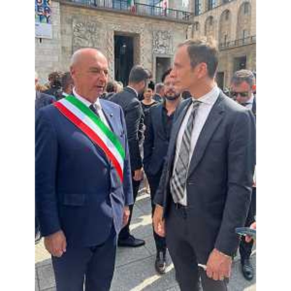Il governatore Fedriga assieme al sindaco di Trieste Roberto Dipiazza in piazza Duomo a Milano per i funerali di Stato - Il governatore Fedriga assieme al sindaco di Trieste Roberto Dipiazza in piazza Duomo a Milano per i funerali di Stato