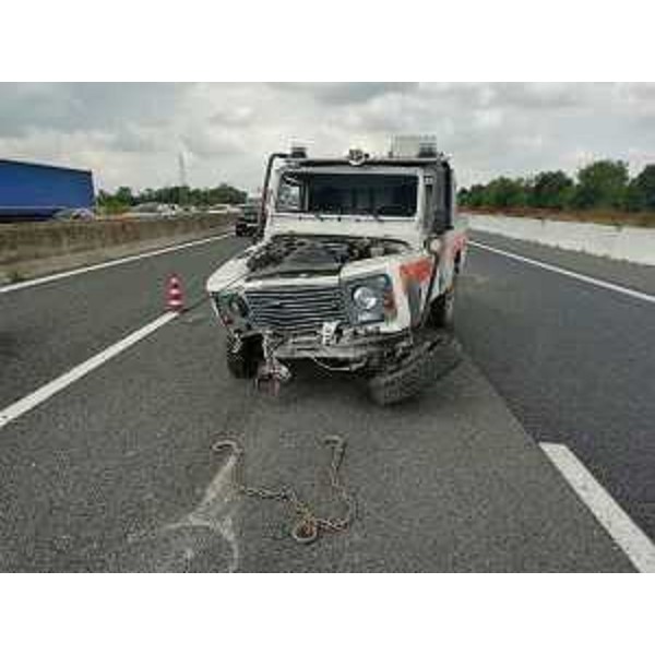 Il mezzo della Protezione civile Fvg coinvolto nell'incidente lungo la A14 in provincia di Bologna - Il mezzo della Protezione civile Fvg coinvolto nell'incidente lungo la A14 in provincia di Bologna