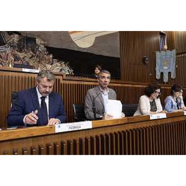 Da sinistra, Diego Bernardis (Fp), presidente della V Commissione, accanto all'assessore Pierpaolo Roberti - Da sinistra, Diego Bernardis (Fp), presidente della V Commissione, accanto all'assessore Pierpaolo Roberti