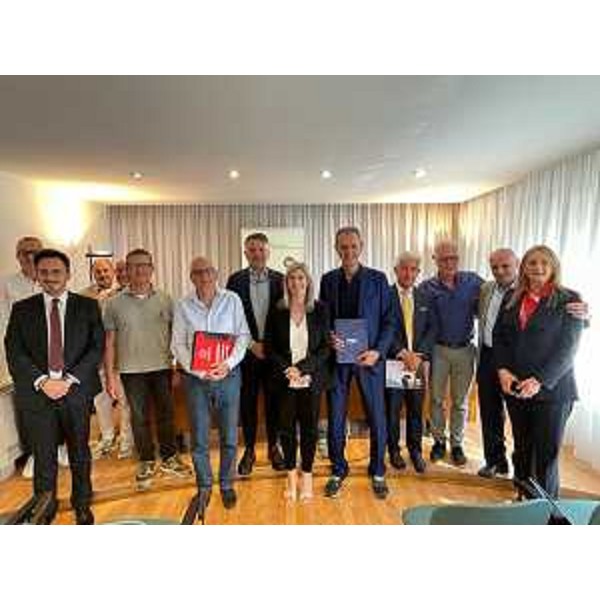 Lassessore regionale alle Infrastrutture e territorio Cristina Amirante, al centro, con i rappresentanti del Gruppo trasporto e logistica di Confapi Fvg - Lassessore regionale alle Infrastrutture e territorio Cristina Amirante, al centro, con i rappresentanti del Gruppo trasporto e logistica di Confapi Fvg