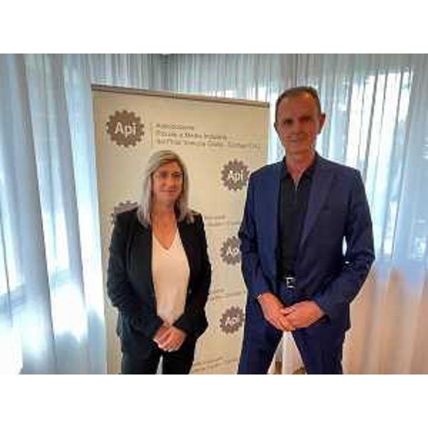 Lassessore regionale alle Infrastrutture e territorio Cristina Amirante con il presidente del Gruppo trasporto e logistica Denis Durisotto - Lassessore regionale alle Infrastrutture e territorio Cristina Amirante con il presidente del Gruppo trasporto e logistica Denis Durisotto