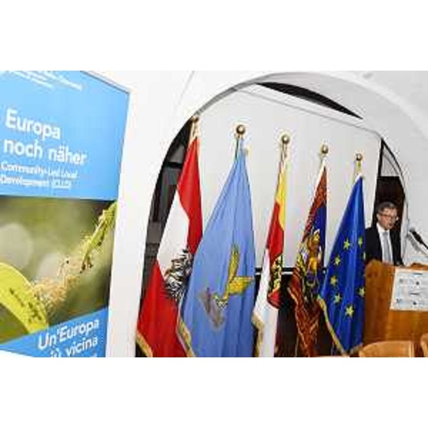 L'assessore regionale alle Risorse agroalimentari, forestali e ittiche del Friuli Venezia Giulia Stefano Zannier, al Castello Lerchenhof di Hermagor (Austria) per la firma dellaccordo di cooperazione tra il GECT Euregio Senza Confini e i Gal aderenti alle strategie HEurOpen e DolomitiLive - L'assessore regionale alle Risorse agroalimentari, forestali e ittiche del Friuli Venezia Giulia Stefano Zannier, al Castello Lerchenhof di Hermagor (Austria) per la firma dellaccordo di cooperazione tra il GECT Euregio Senza Confini e i Gal aderenti alle strategie HEurOpen e DolomitiLive