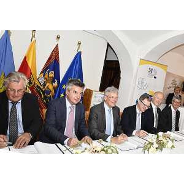 L'assessore regionale alle Risorse agroalimentari, forestali e ittiche del Friuli Venezia Giulia Stefano Zannier, al Castello Lerchenhof di Hermagor (Austria)alla firma dellaccordo di cooperazione tra il GECT Euregio Senza Confini e i Gal aderenti alle strategie HEurOpen e DolomitiLive assieme al presidente del Land Carinzia Peter Kaiser, all'assessore della Regione Veneto Francesco Calzavara e ai presidenti dei Gruppi di azione locale aderenti Michele Mizzaro (Gal Euroleader), Mauro Moroldo (Gal Openleader), Johann Windbichler (Gal Hermagor), Mauro Soppelsa (Gal Alto Bellunese), Alberto Peterle (Gal Prealpi e Dolomiti), alla presenza, tra gli altri, della vicepresidente della Regione Istriana Jessica Acquavita. - L'assessore regionale alle Risorse agroalimentari, forestali e ittiche del Friuli Venezia Giulia Stefano Zannier, al Castello Lerchenhof di Hermagor (Austria)alla firma dellaccordo di cooperazione tra il GECT Euregio Senza Confini e i Gal aderenti alle strategie HEurOpen e DolomitiLive assieme al presidente del Land Carinzia Peter Kaiser, all'assessore della Regione Veneto Francesco Calzavara e ai presidenti dei Gruppi di azione locale aderenti Michele Mizzaro (Gal Euroleader), Mauro Moroldo (Gal Openleader), Johann Windbichler (Gal Hermagor), Mauro Soppelsa (Gal Alto Bellunese), Alberto Peterle (Gal Prealpi e Dolomiti), alla presenza, tra gli altri, della vicepresidente della Regione Istriana Jessica Acquavita.