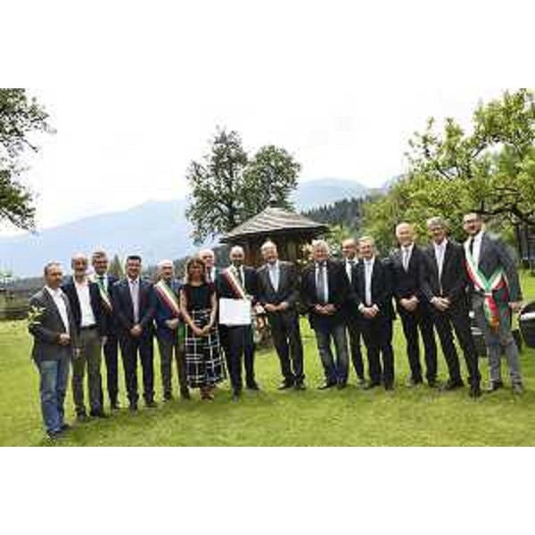 L'assessore regionale alle Risorse agroalimentari, forestali e ittiche del Friuli Venezia Giulia Stefano Zannier, al Castello Lerchenhof di Hermagor (Austria)alla firma dellaccordo di cooperazione tra il GECT Euregio Senza Confini e i Gal aderenti alle strategie HEurOpen e DolomitiLive assieme al presidente del Land Carinzia Peter Kaiser, all'assessore della Regione Veneto Francesco Calzavara e ai presidenti dei Gruppi di azione locale aderenti Michele Mizzaro (Gal Euroleader), Mauro Moroldo (Gal Openleader), Johann Windbichler (Gal Hermagor), Mauro Soppelsa (Gal Alto Bellunese), Alberto Peterle (Gal Prealpi e Dolomiti), alla presenza, tra gli altri, della vicepresidente della Regione Istriana Jessica Acquavita. - L'assessore regionale alle Risorse agroalimentari, forestali e ittiche del Friuli Venezia Giulia Stefano Zannier, al Castello Lerchenhof di Hermagor (Austria)alla firma dellaccordo di cooperazione tra il GECT Euregio Senza Confini e i Gal aderenti alle strategie HEurOpen e DolomitiLive assieme al presidente del Land Carinzia Peter Kaiser, all'assessore della Regione Veneto Francesco Calzavara e ai presidenti dei Gruppi di azione locale aderenti Michele Mizzaro (Gal Euroleader), Mauro Moroldo (Gal Openleader), Johann Windbichler (Gal Hermagor), Mauro Soppelsa (Gal Alto Bellunese), Alberto Peterle (Gal Prealpi e Dolomiti), alla presenza, tra gli altri, della vicepresidente della Regione Istriana Jessica Acquavita.