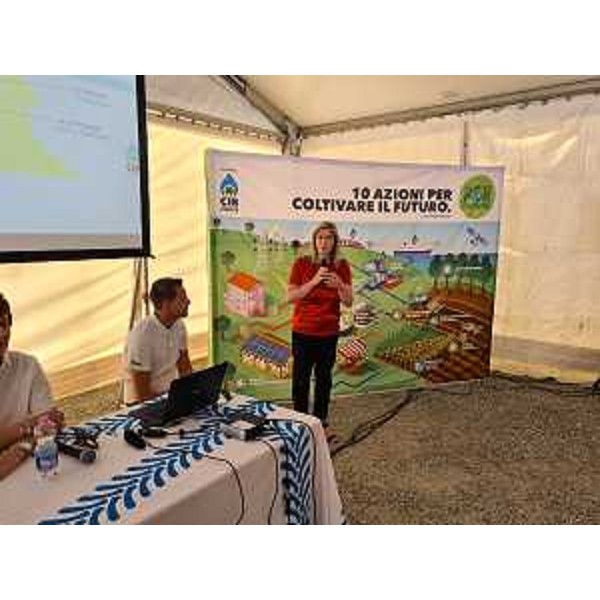 L'assessore Cristina Amirante durante il suo intervento ai lavori del Farming Tour ad Azzano Decimo (Pordenone) - L'assessore Cristina Amirante durante il suo intervento ai lavori del Farming Tour ad Azzano Decimo (Pordenone)