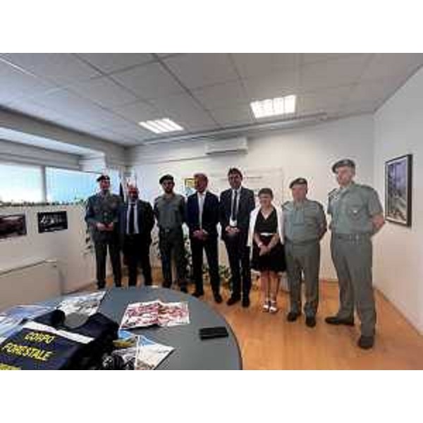 Scoccimarro con l'ispettore Claudio Freddi, il direttore centrale Massimo Canali, il vicedirettore Pisapia, la responsabile legale del Nucleo Marchi e le guardie del nucleo Noava di Udine - Scoccimarro con l'ispettore Claudio Freddi, il direttore centrale Massimo Canali, il vicedirettore Pisapia, la responsabile legale del Nucleo Marchi e le guardie del nucleo Noava di Udine