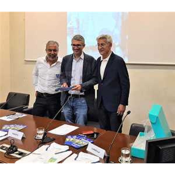 L'assessore Pierpaolo Roberti (al centro) assieme a Bogdan Tanjevic (destra) e all'organizzatore del Premio Matteo Medani. - L'assessore Pierpaolo Roberti (al centro) assieme a Bogdan Tanjevic (destra) e all'organizzatore del Premio Matteo Medani. 