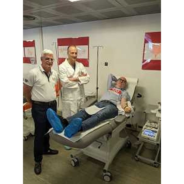 L'assessore Riccardi nel momento del prelievo per la donazione del sangue - L'assessore Riccardi nel momento del prelievo per la donazione del sangue