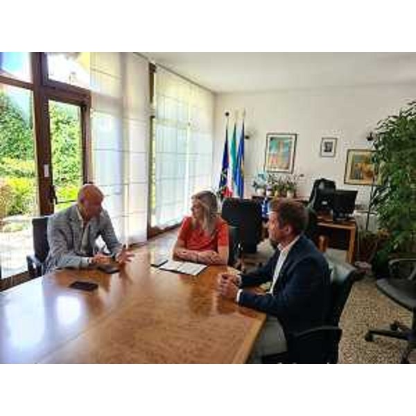 L'assessore alle Infrastrutture e Territorio Cristina Amirante al di confronto con i vertici regionali dell'Ance, l'Associazione nazionale dei costruttori edili aderenti a Confindustria - L'assessore alle Infrastrutture e Territorio Cristina Amirante al di confronto con i vertici regionali dell'Ance, l'Associazione nazionale dei costruttori edili aderenti a Confindustria