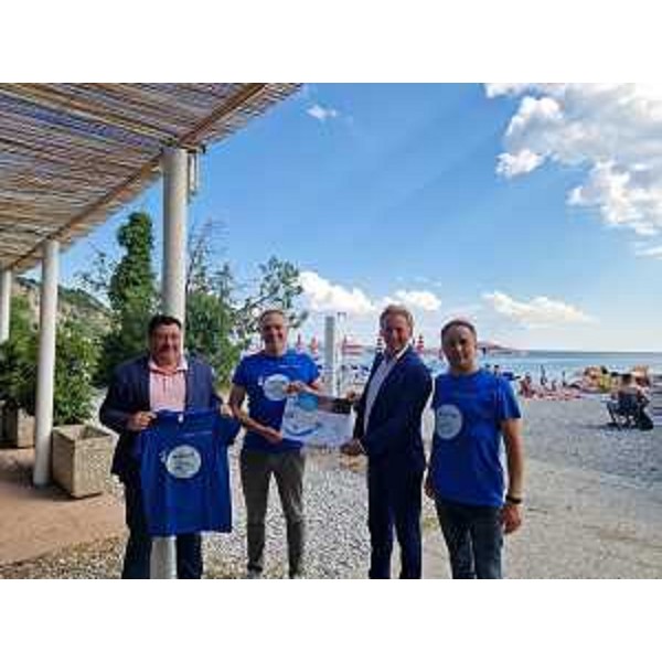 L'assessore regionale Scoccimarro consegna poster "Marless ambassadors" allo stabilimento balneare Castel Reggio di Sistiana - L'assessore regionale Scoccimarro consegna poster "Marless ambassadors" allo stabilimento balneare Castel Reggio di Sistiana 