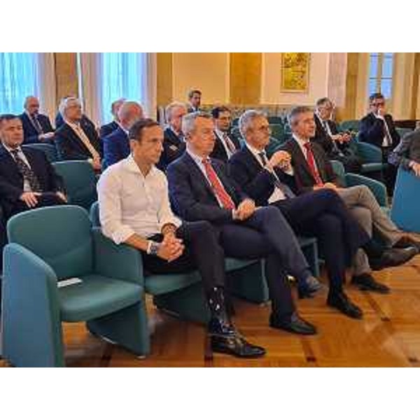 Il governatore Massimiliano Fedriga (a sinistra) all'incontro dei soci del Mib di Trieste - Il governatore Massimiliano Fedriga (a sinistra) all'incontro dei soci del Mib di Trieste