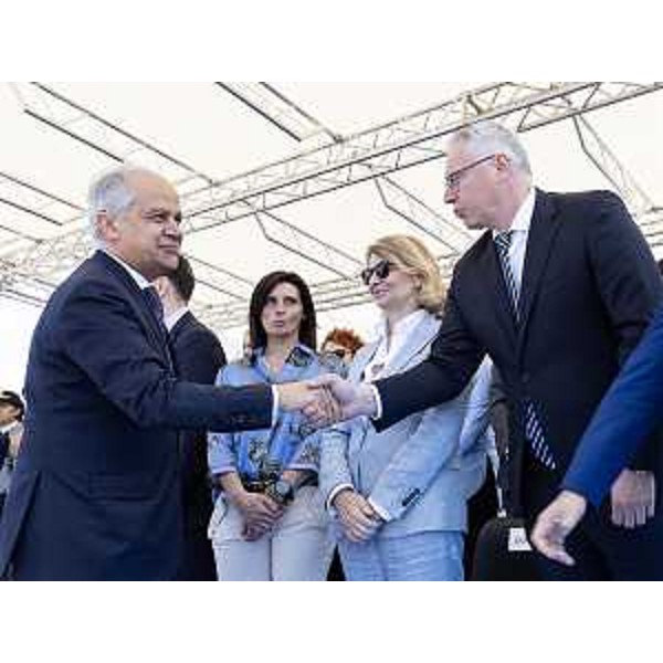 Il presidente del Cr Fvg, Mauro Bordin, mentre stringe la mano al ministro dell'Interno, Matteo Piantedosi - Il presidente del Cr Fvg, Mauro Bordin, mentre stringe la mano al ministro dell'Interno, Matteo Piantedosi