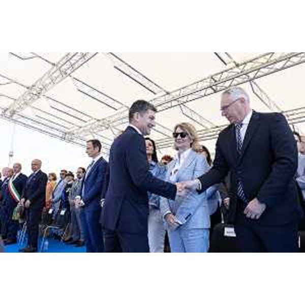 Il presidente del Cr Fvg, Mauro Bordin, mentre stringe la mano al Capo della Polizia di Stato,Vittorio Pisani - Vittorio Pisani