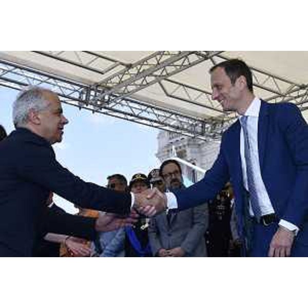 Il governatore Massimiliano Fedriga saluta il ministro Matteo Piantedosi prima della cerimonia - Il governatore Massimiliano Fedriga saluta il ministro Matteo Piantedosi prima della cerimonia