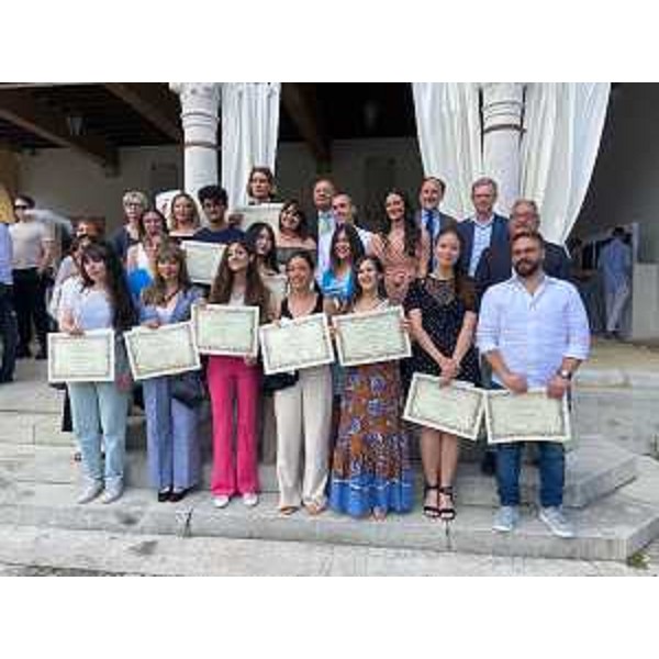 Foto di gruppo con i 16 maestri mosaicisti che oggi hanno ricevuto l'attestato - Foto di gruppo con i 16 maestri mosaicisti che oggi hanno ricevuto l'attestato 