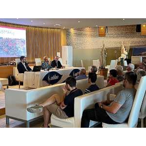 Il presidente del Cr Fvg, Mauro Bordin, insieme a Marco Luchin e Pasquale Moro (al centro) davanti al folto pubblico - Il presidente del Cr Fvg, Mauro Bordin, insieme a Marco Luchin e Pasquale Moro (al centro) davanti al folto pubblico