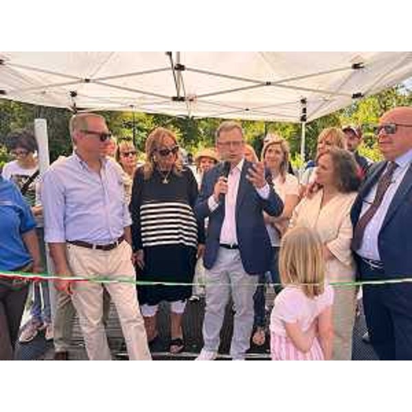 L'assessore regionale Stefano Zannier (al centro) all'inaugurazione della Festa del Nonsel di Pordenone - L'assessore regionale Stefano Zannier (al centro) all'inaugurazione della Festa del Nonsel di Pordenone