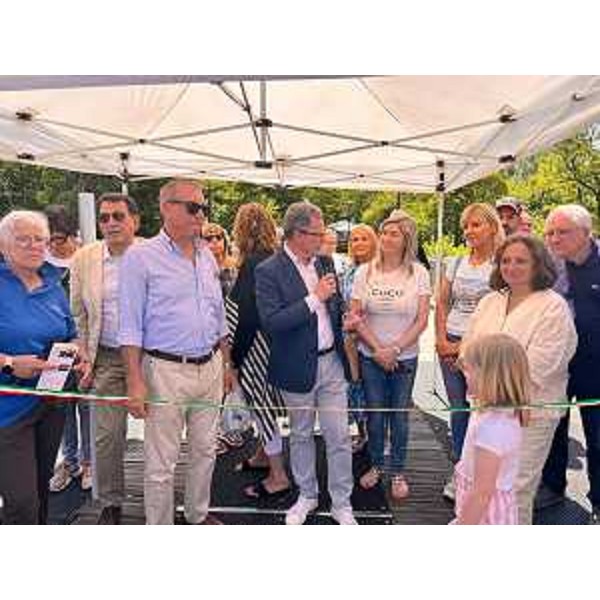 L'assessore regionale Stefano Zannier (al centro) all'inaugurazione della Festa del Nonsel di Pordenone - L'assessore regionale Stefano Zannier (al centro) all'inaugurazione della Festa del Nonsel di Pordenone