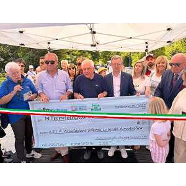 La consegna da parte degli organizzatori della Festa del Nonsel di una donazione all'Asla. - La consegna da parte degli organizzatori della Festa del Nonsel di una donazione all'Asla.