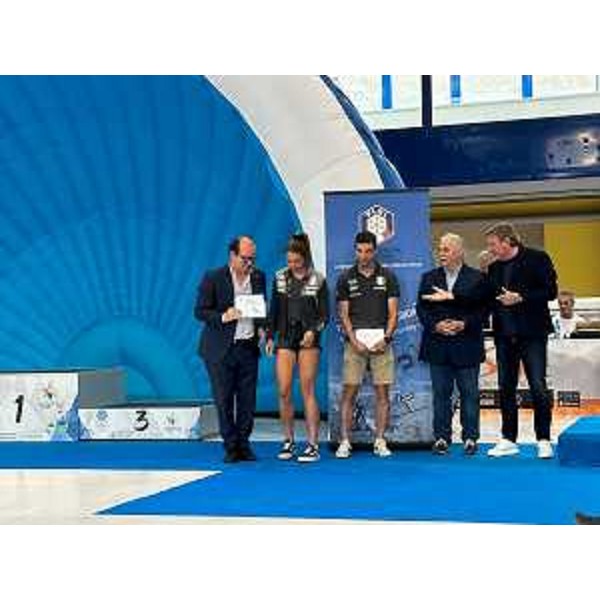 Il vicegovernatore della Regione con delega a Cultura e sport Mario Anzil nel corso della premiazione degli atleti alla Festa dello Sci 2023 - Il vicegovernatore della Regione con delega a Cultura e sport Mario Anzil nel corso della premiazione degli atleti alla Festa dello Sci 2023